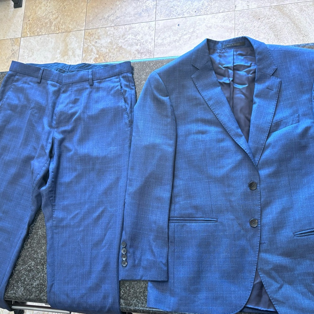 Hugo boss suit, like new! Looks lighter because of the light but I put the color